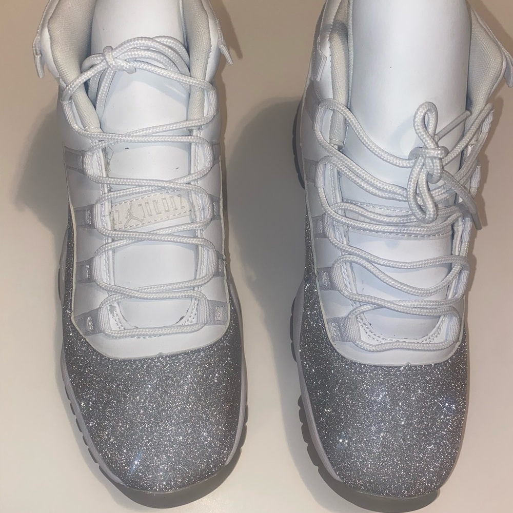 🔊ATTENTION 🔊RARE FIND 🔥BRAND NEW 🔥EXCLUSIVE 🔥WOMANS 💎GLITTER JORDAN 11’s